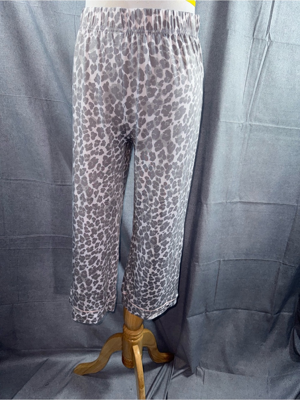 2477-Tahari Gray Leopard-Print Cropped Wide-Leg Pants
